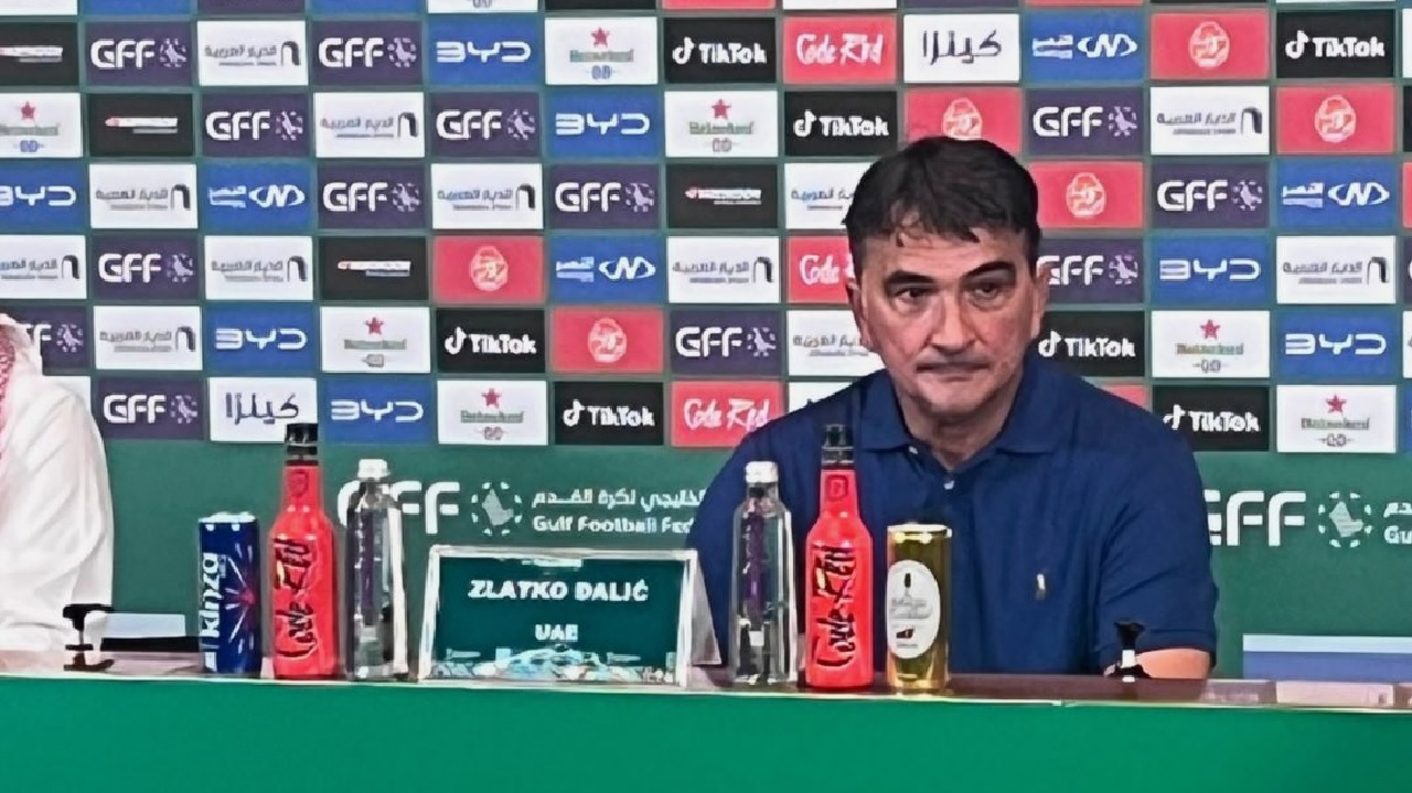 مدرب الإمارات: عمان لا يجب الاستهانة به وسنبذل كل الجهود للفوز
