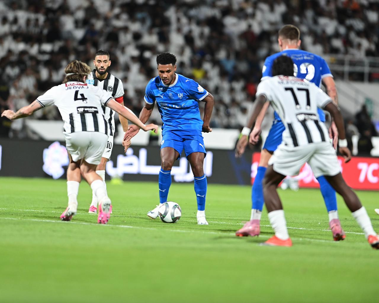الهلال يحسم الديربي بثنائية في شباك الشباب..صور