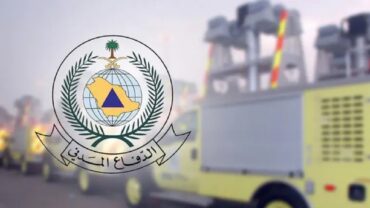 إخماد حريق في مركبة أثناء سيرها على طريق عام بالأحساء
