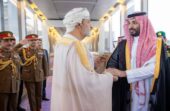 سلطان عُمان يغادر جدة وسمو ولي العهد في مقدمة مودعيه