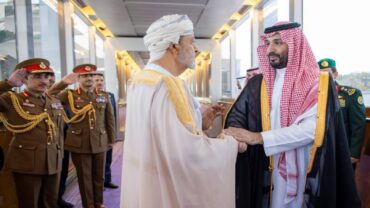 سلطان عُمان يغادر جدة وسمو ولي العهد في مقدمة مودعيه