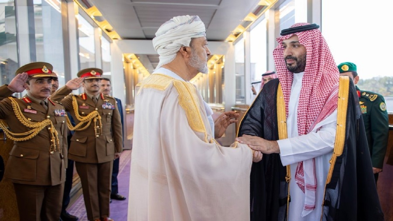 سلطان عُمان يغادر جدة وسمو ولي العهد في مقدمة مودعيه