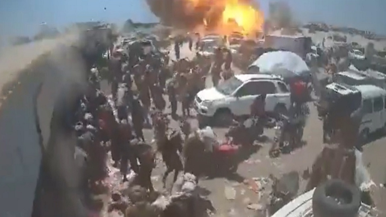 «جريمة بلا مواربة».. باليستي حوثي يفتك بمدنيين في سوق شعبي بـ«لحج» ويستنسخ السلوك الصهيوني.. فيديو