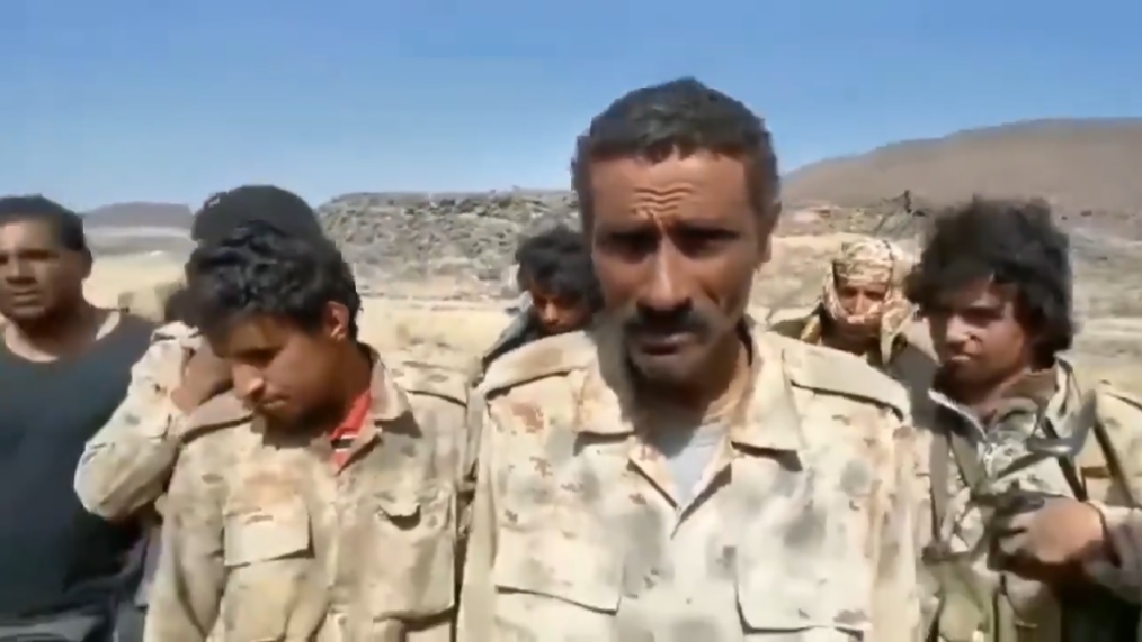 عشرات من عناصر الحوثي يسلمون أنفسهم بدون قتال بالجوف .. فيديو