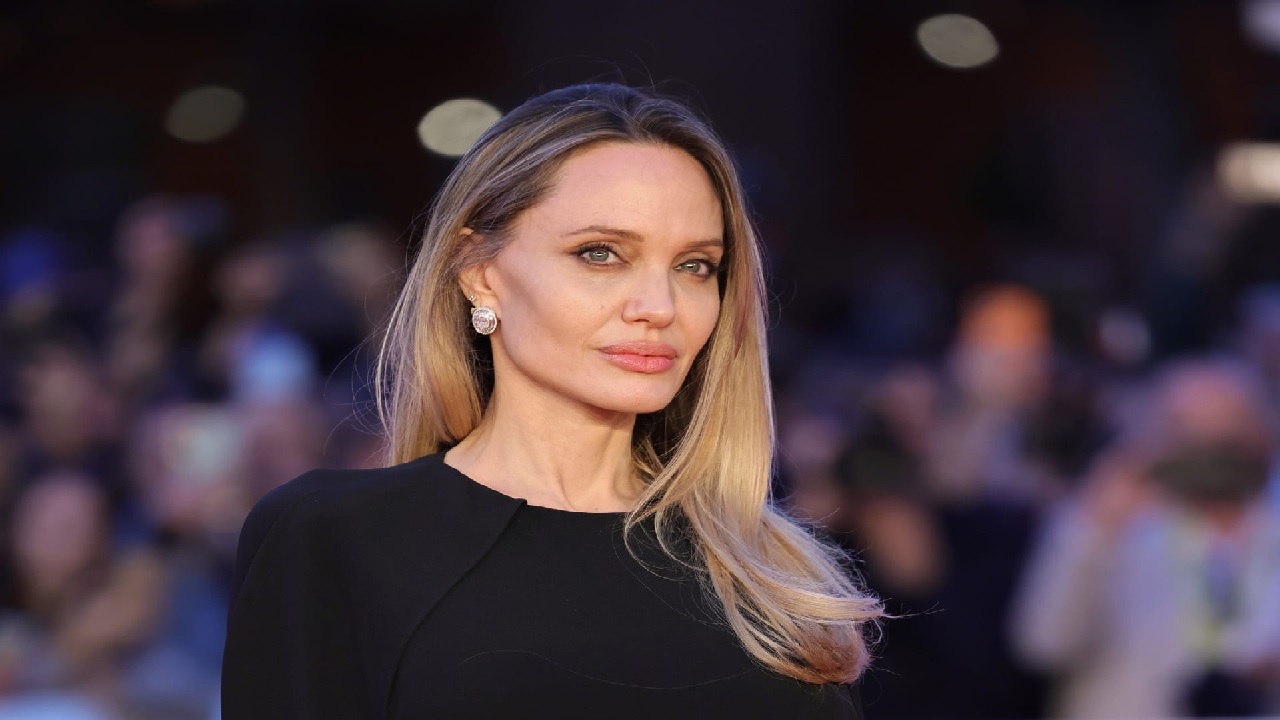 أنجلينا جولي تبيع قصرها في لوس أنجلوس وتغادر أمريكا