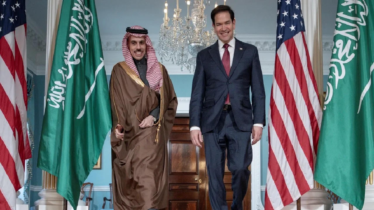 وزير الخارجية يلتقي نظيره الأمريكي
