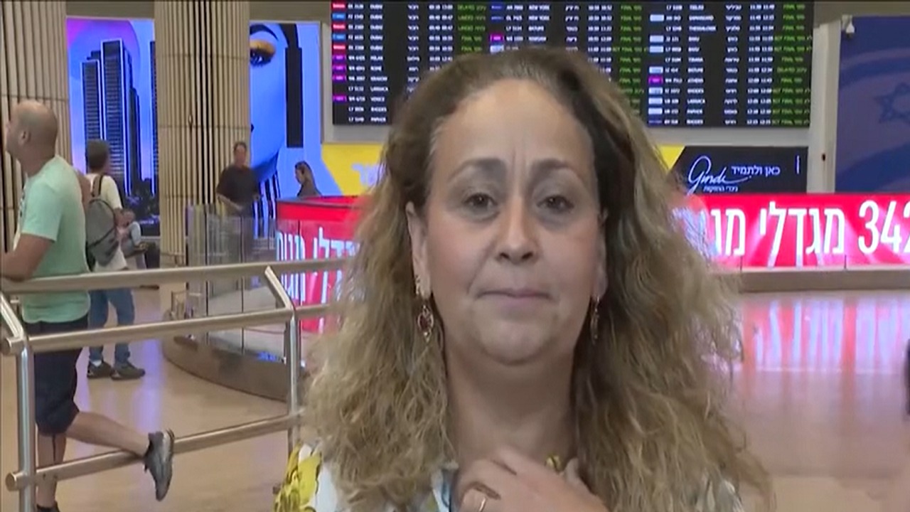 سيدة تروي لحظات طعن طيار طائرة فلاي دبي .. فيديو