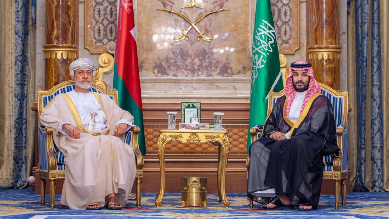 ولي العهد يلتقي سلطان عُمان.. فيديو وصور