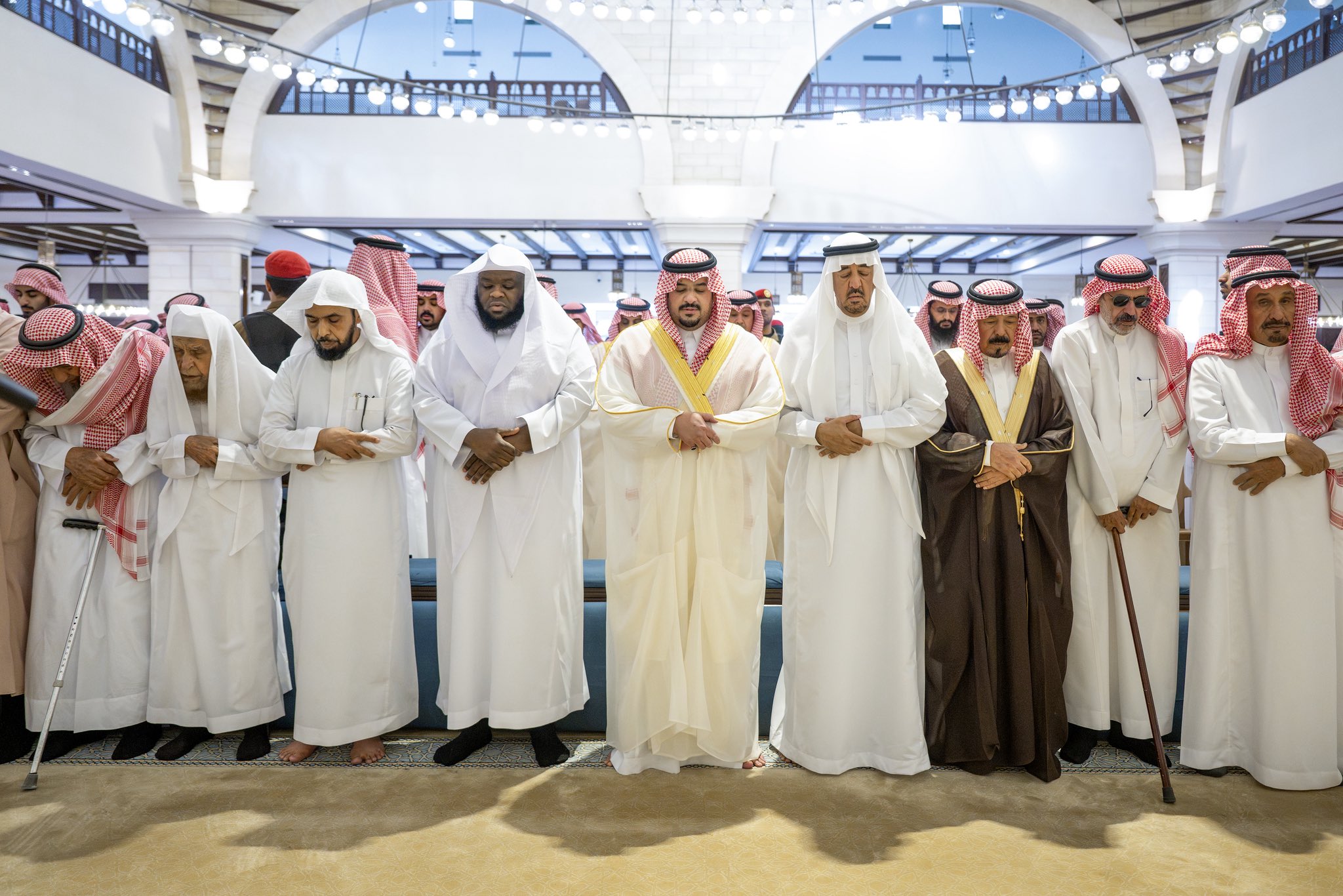 نائب أمير الرياض يؤدي صلاة الميت على نايف الدويش..صور