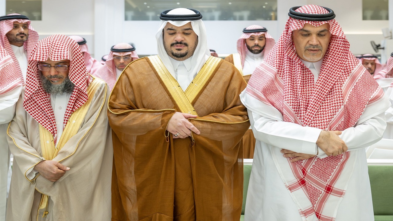نائب أمير الرياض يؤدي صلاة الميت على عبدالجليل آل سيف..صور