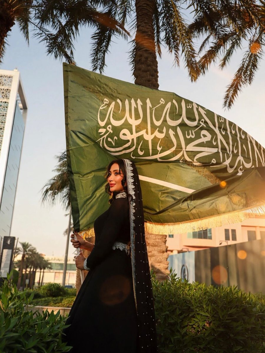 أميرة الشريف تحتفل باليوم الوطني بعلم المملكة وإطلالة جذابة .. صور