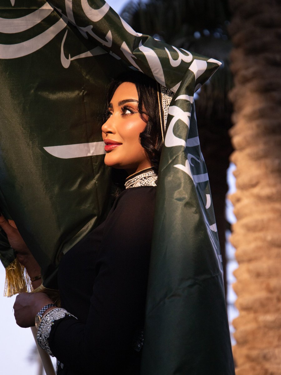 أميرة الشريف تحتفل باليوم الوطني بعلم المملكة وإطلالة جذابة .. صور