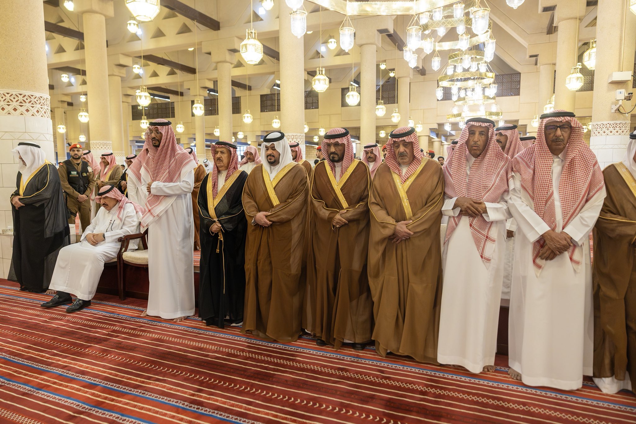 نائب أمير الرياض يؤدي صلاة الميت على الأمير عبدالعزيز بن سعود بن ناصر..صور