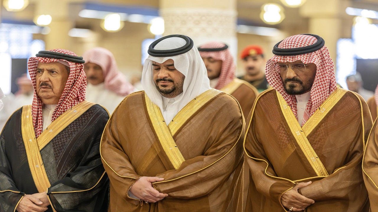 نائب أمير الرياض يؤدي صلاة الميت على الأمير عبدالعزيز بن سعود بن ناصر..صور