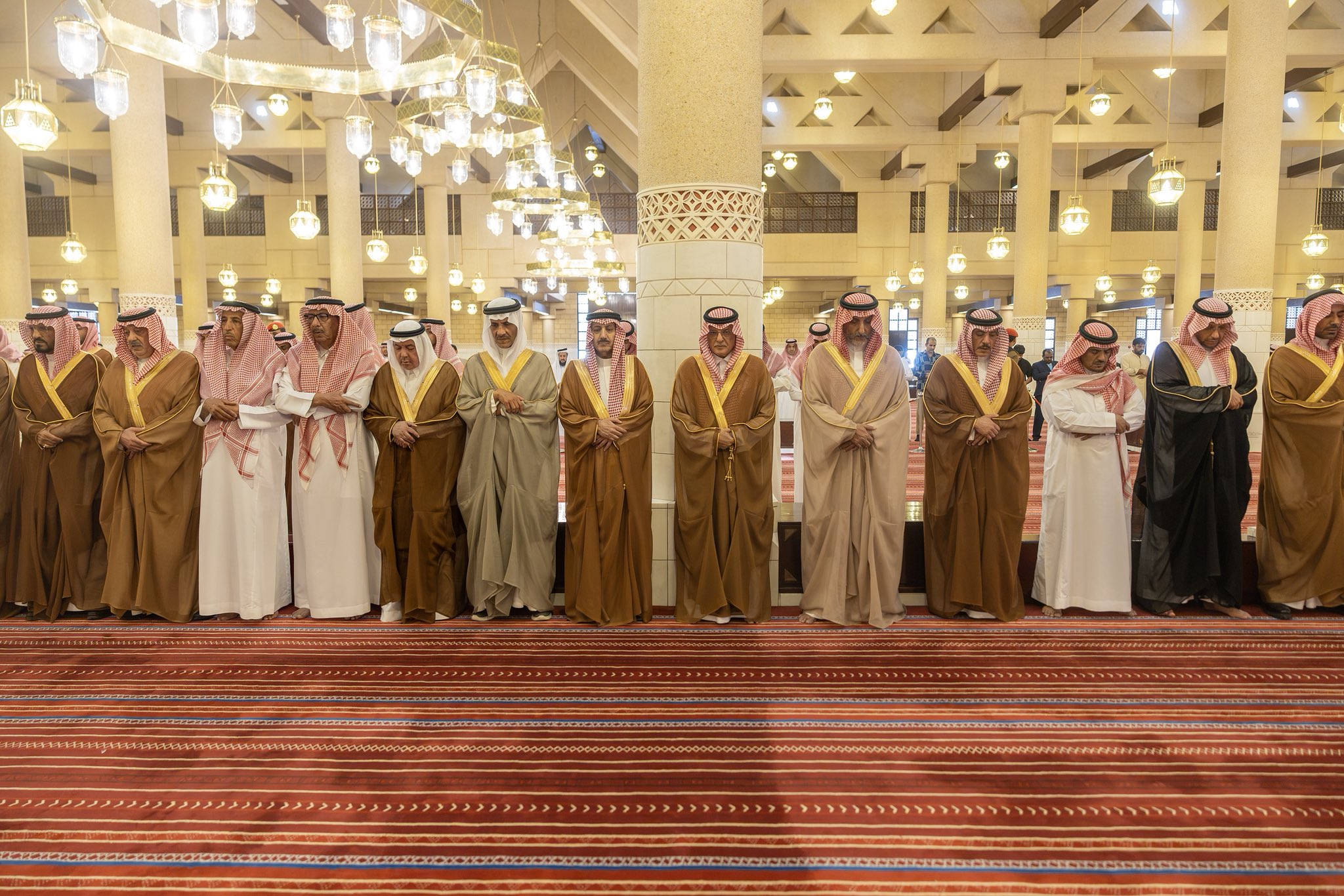 نائب أمير الرياض يؤدي صلاة الميت على الأمير عبدالعزيز بن سعود بن ناصر..صور