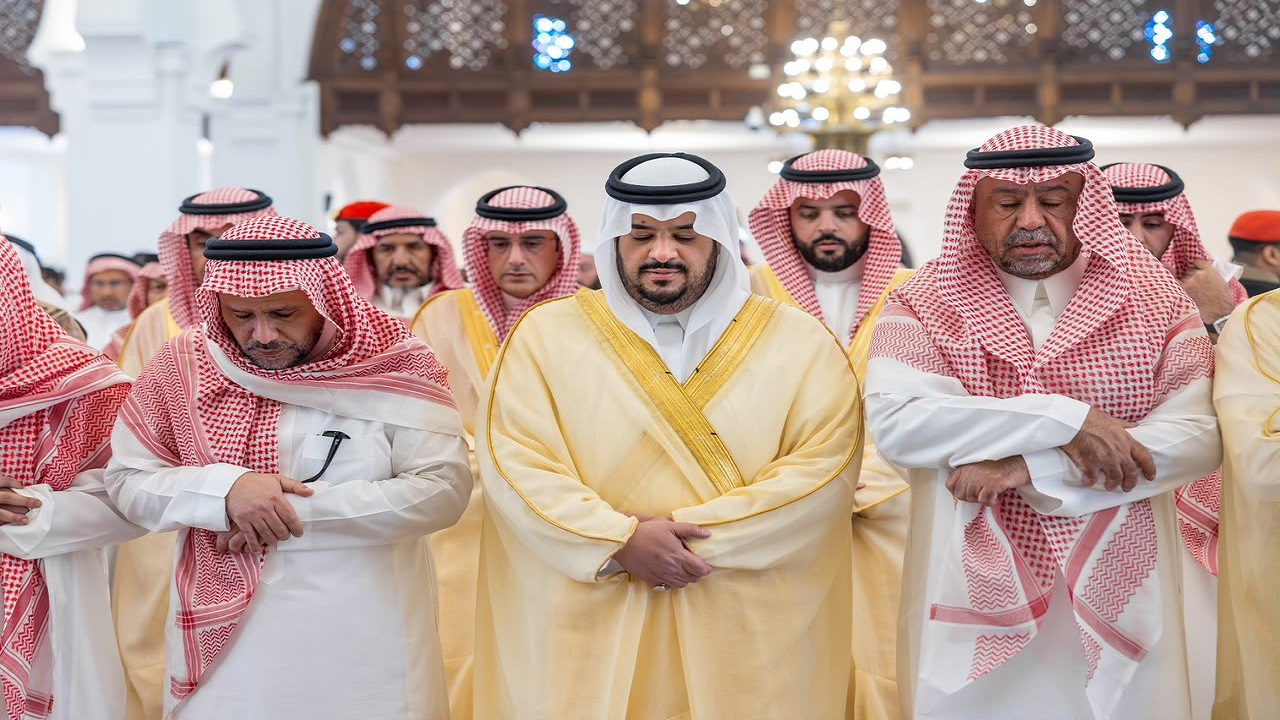 نائب أمير الرياض يؤدي صلاة الميت على الأمير عبدالله بن إبراهيم بن عبدالمحسن..صور