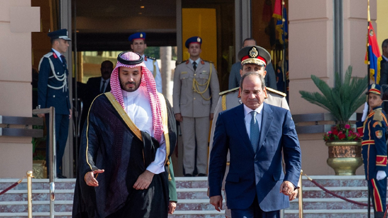 ولي العهد يغادر القاهرة وفي مقدمة مودعيه الرئيس المصري