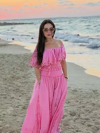 مي عز الدين بملابس وردية على شاطئ البحر .. صور
