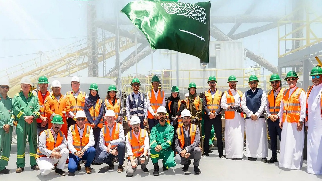 رفع العلم السعودي على منصة “بوب بالمر-50” إحدى أكبر منصات الحفر البحرية في العالم