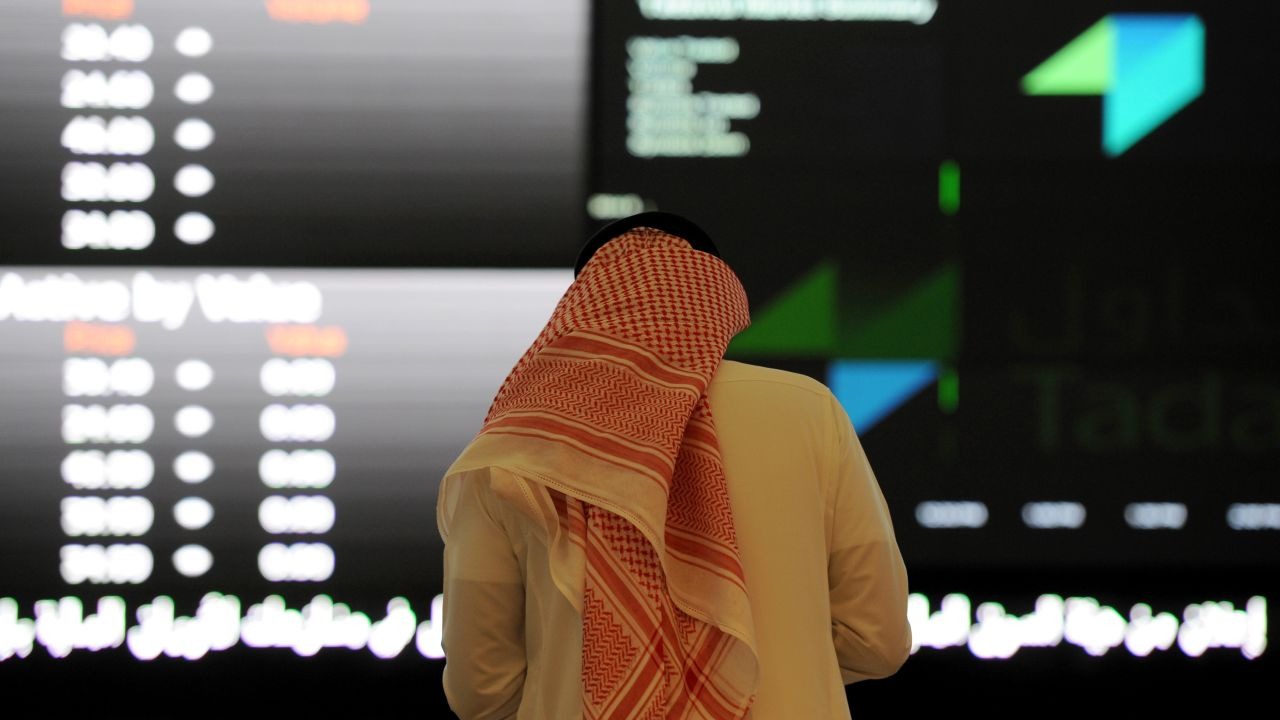 مؤشر سوق الأسهم يغلق منخفضًا
