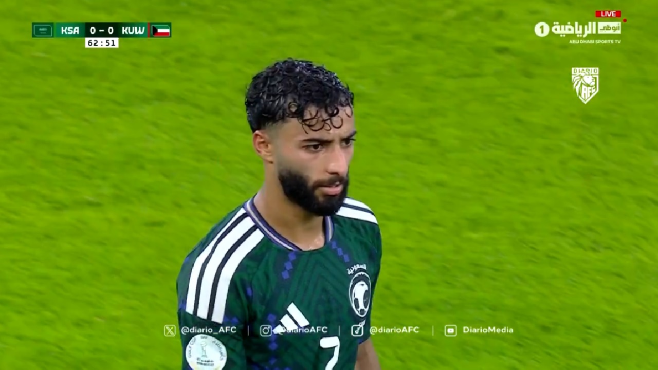 صالح أبو الشامات يبدي استياءه لحظة استبداله أمام الكويت .. فيديو