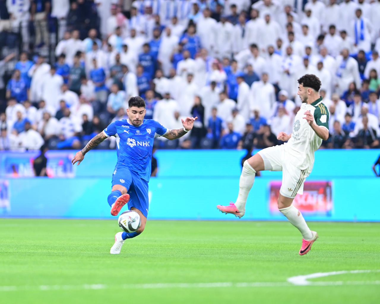 الهلال يضرب الأهلي بثلاثية..صور