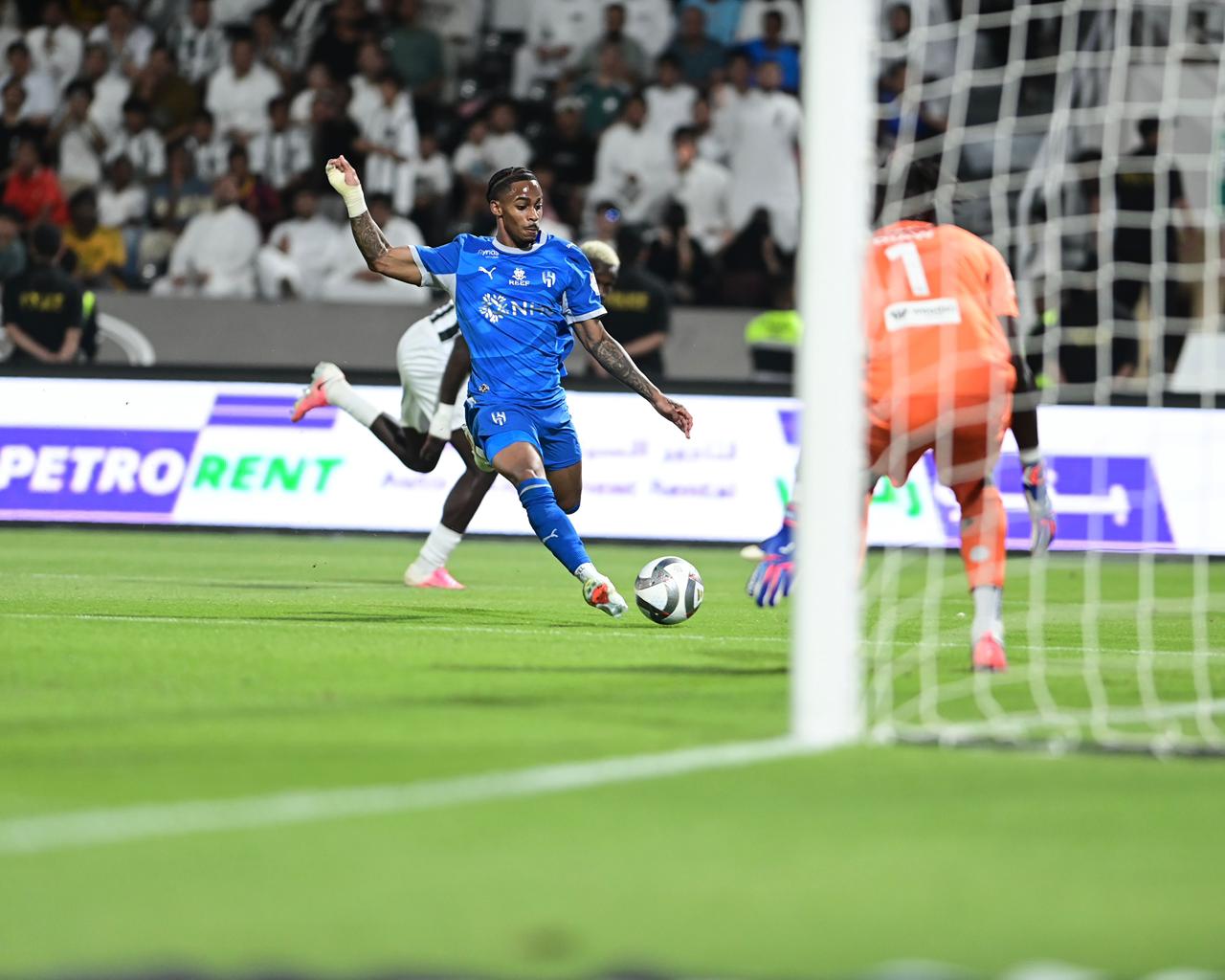 الهلال يحسم الديربي بثنائية في شباك الشباب..صور