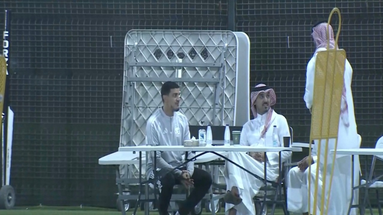 وزير الرياضة ورئيس اتحاد القدم يتابعان تدريبات الأخضر.. فيديو