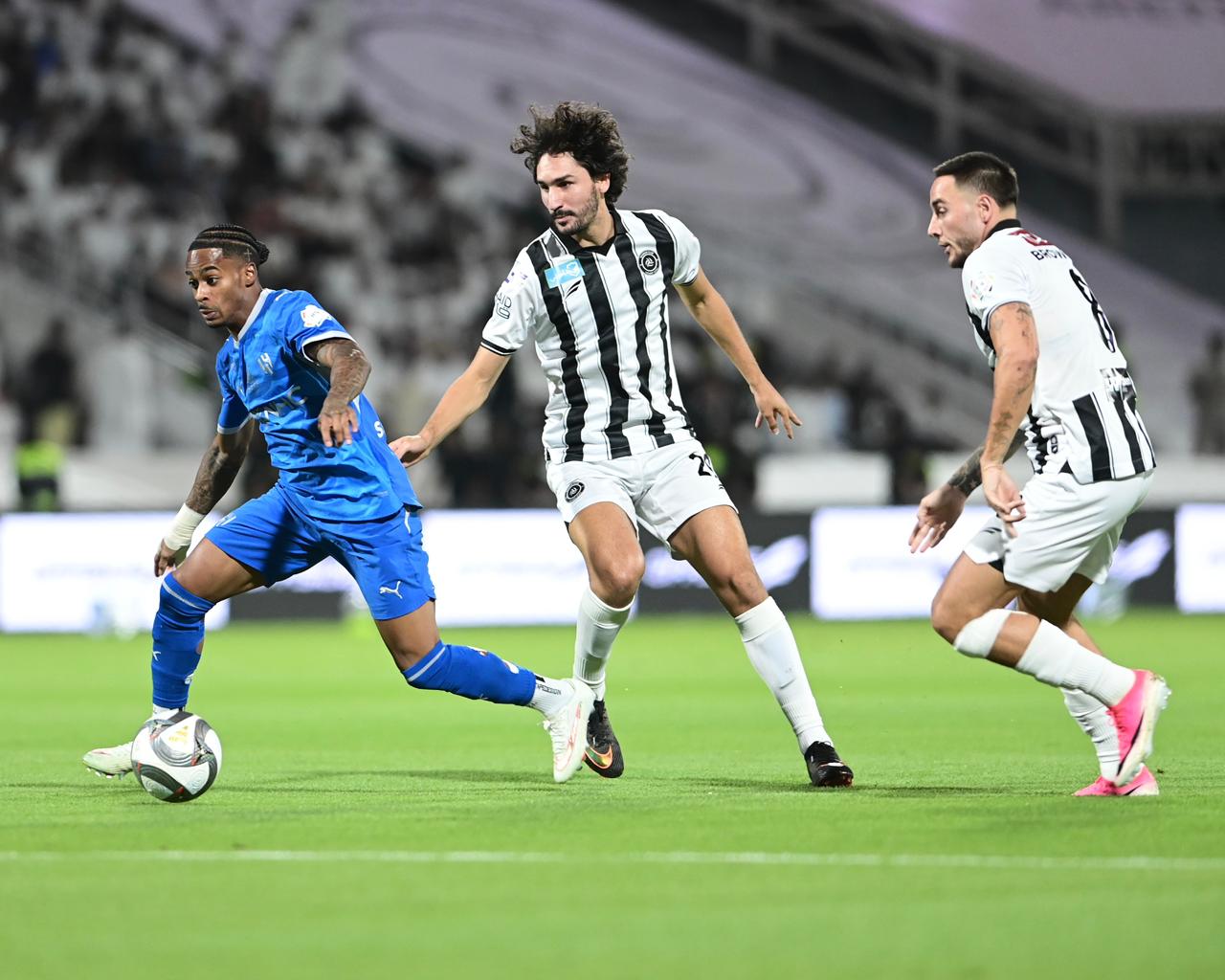 الهلال يحسم الديربي بثنائية في شباك الشباب..صور