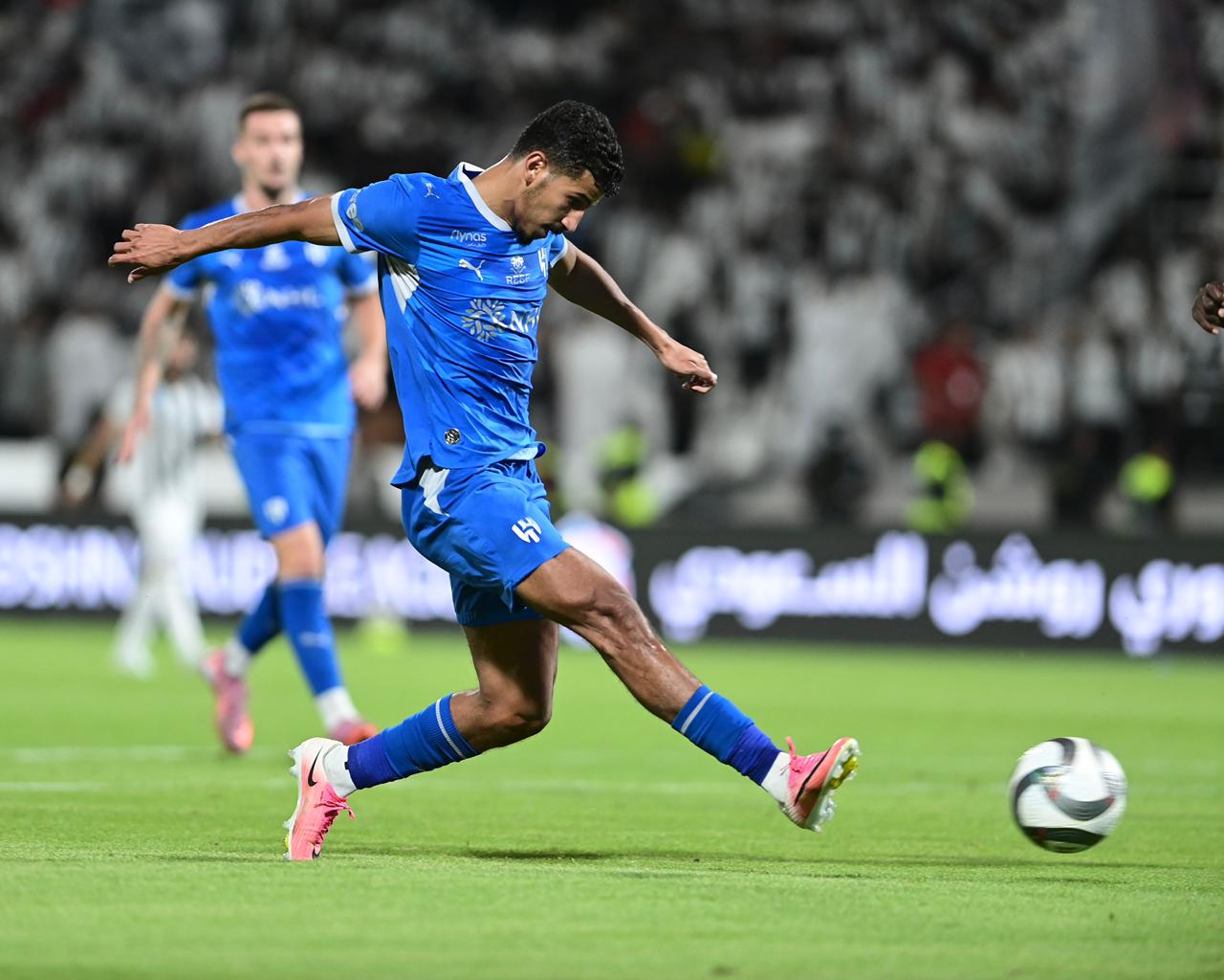 الهلال يحسم الديربي بثنائية في شباك الشباب..صور
