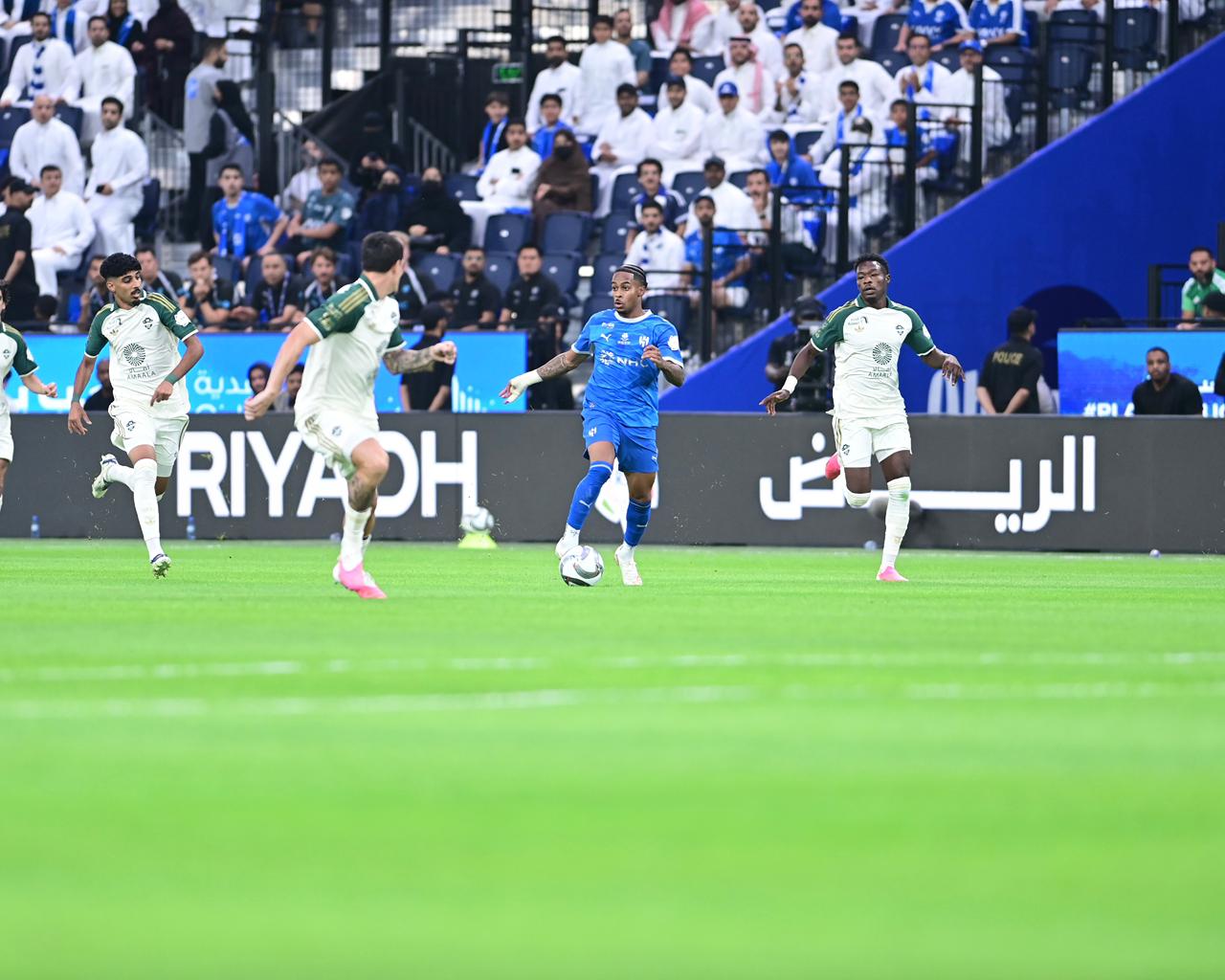 الهلال يضرب الأهلي بثلاثية..صور