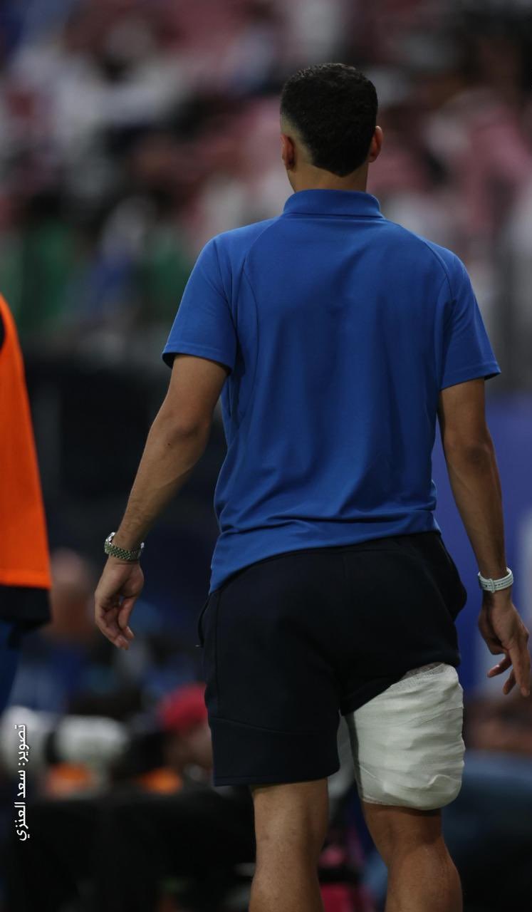 علي لاجامي يغادر مواجهة الهلال والأهلي مصابا.. صور