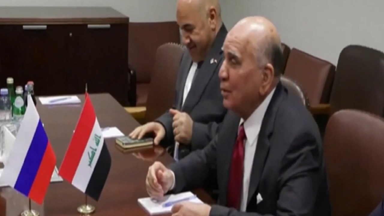 وزير الخارجية العراقي يمازح نظيره الروسي: عيناك جميلتان.. فيديو