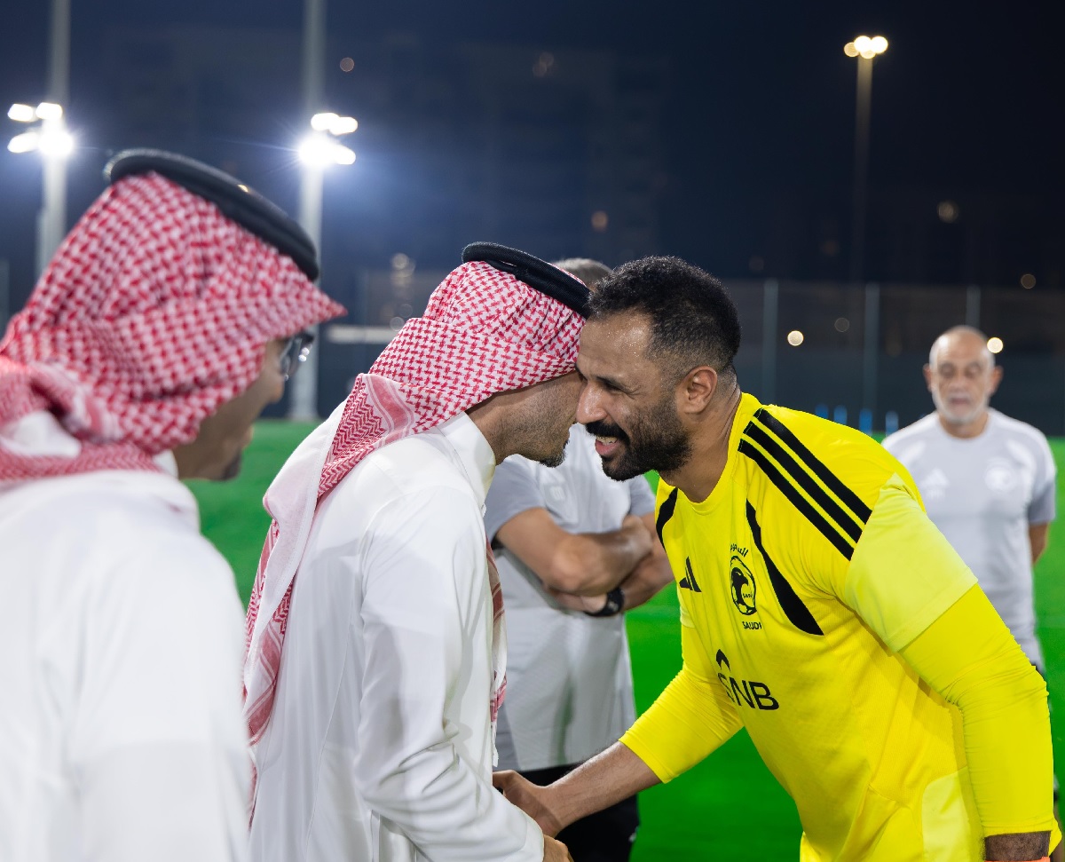 الأمير عبدالعزيز الفيصل والرزيزاء يلتقيان لاعبي الأخضر قبل انطلاق خليجي 27