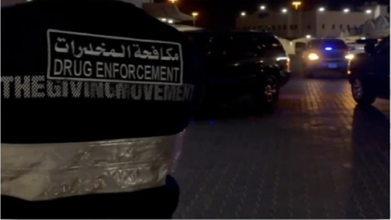 ضبط 4 متهمين في قضيتين لجلب والاتجار بالمخدرات بالكويت .. فيديو