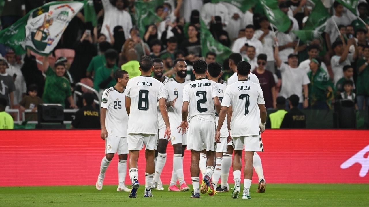 الأخضر يكتسح عمان بثلاثية ويتأهل إلى نصف نهائي خليجي 27.. صور