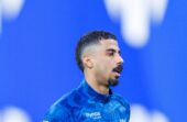 علي لاجامي يغادر مواجهة الهلال والأهلي مصاباً.. صور