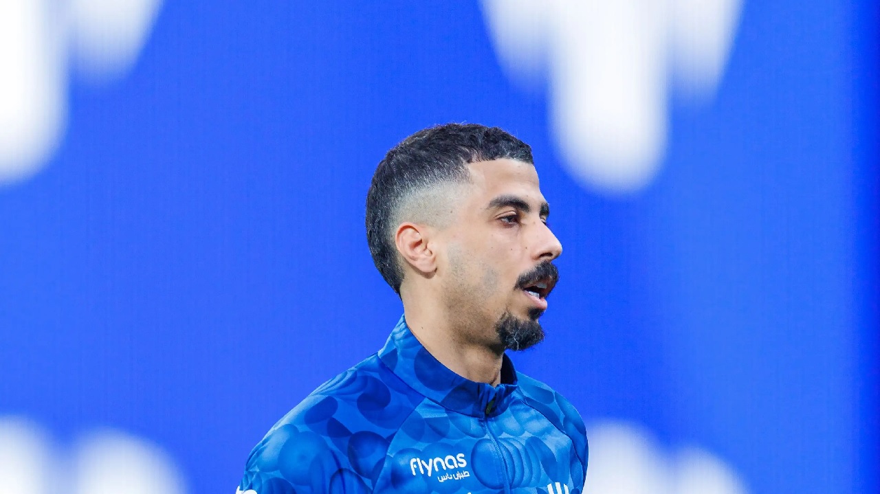 علي لاجامي يغادر مواجهة الهلال والأهلي مصاباً.. صور