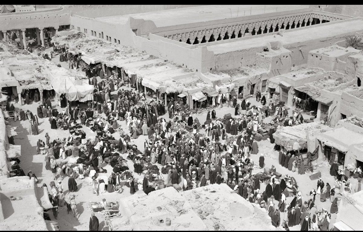 صور نادرة لأحد أسواق الرياض في خمسينيات القرن الماضي