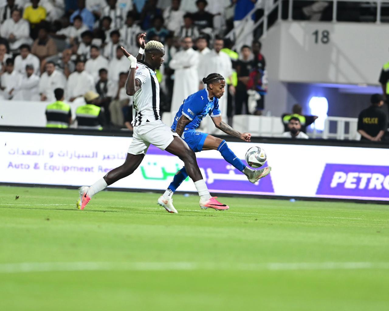 الهلال يحسم الديربي بثنائية في شباك الشباب..صور