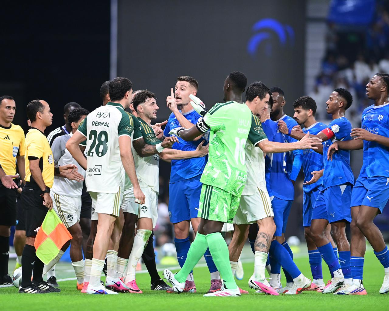 ديمرال يفقد اعصابه و يدخل في اشتباك مع لاعبي الهلال .. فيديو وصور