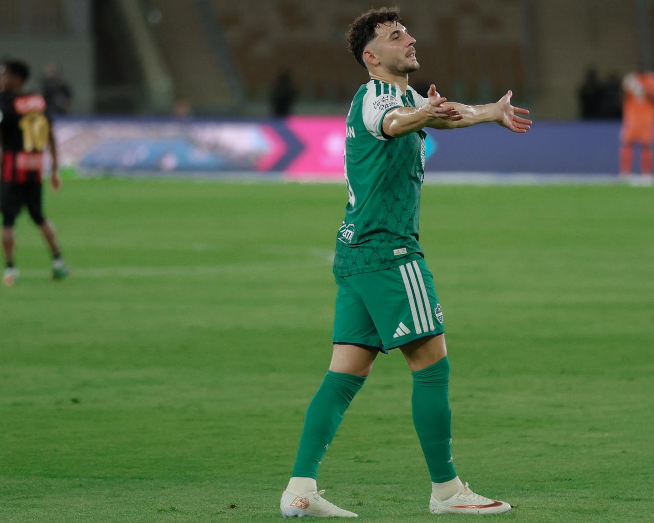 الأهلي يكتسح الرياض بخماسية..صور