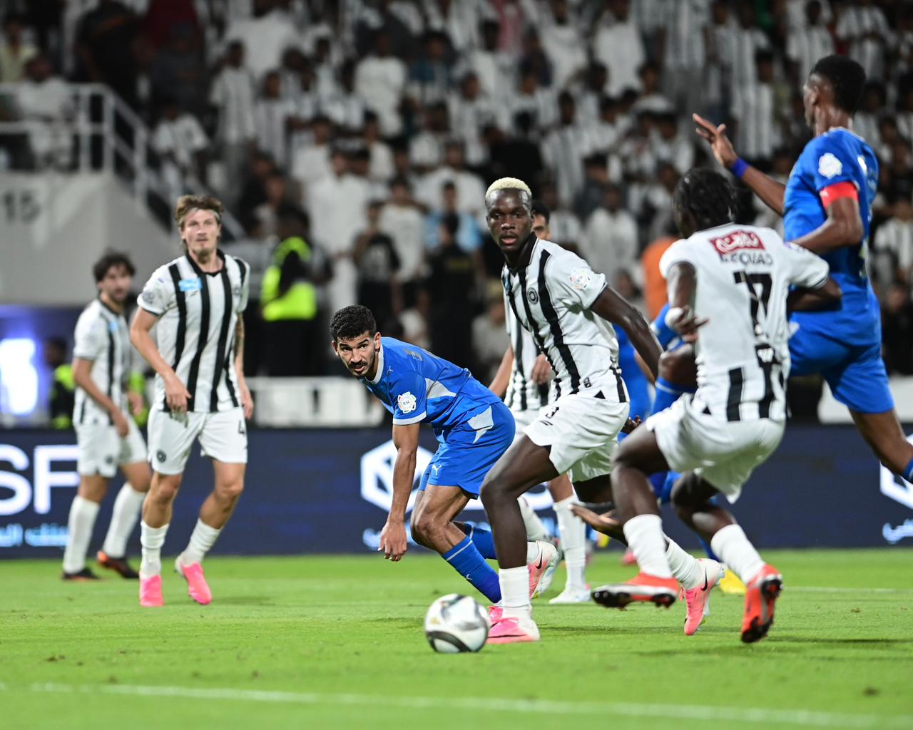 الهلال يحسم الديربي بثنائية في شباك الشباب..صور