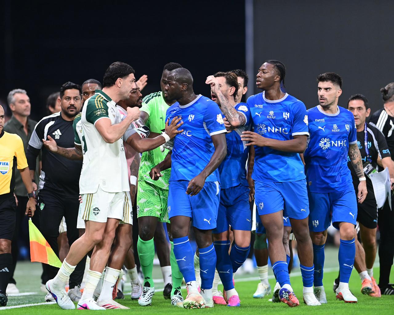 ديمرال يفقد اعصابه و يدخل في اشتباك مع لاعبي الهلال .. فيديو وصور