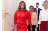 الملكة رانيا تتألق بالأحمر خلال زيارة قلعة براغ .. صور