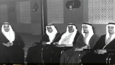 صورة تاريخية لخادم الحرمين الشريفين مع الملك فهد والأمير بندر