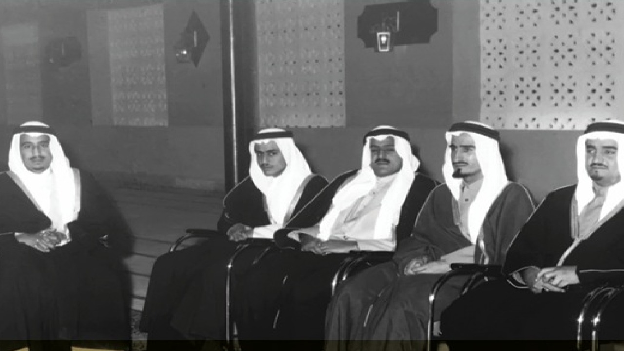 صورة تاريخية لخادم الحرمين الشريفين مع الملك فهد والأمير بندر
