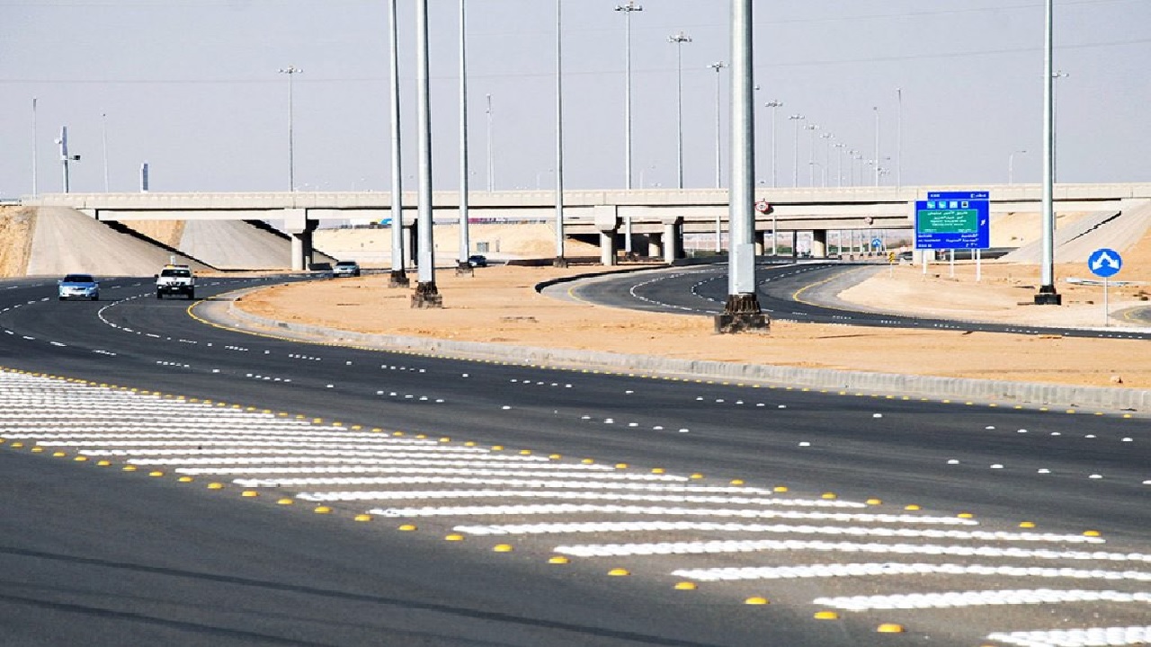 الرياض ترسي عقداً بملياري ريال لتطوير طريق الملك سلمان
