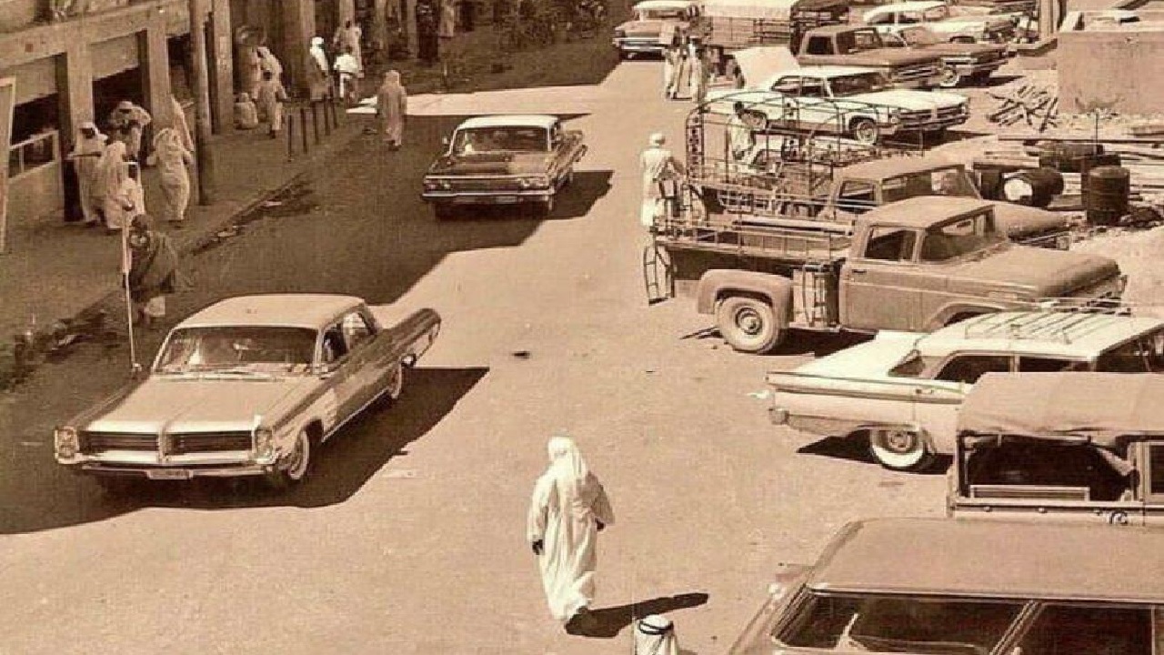 دراسة تكشف كيف غيرت السيارات ملامح الرياض من منتصف القرن العشرين.. صور