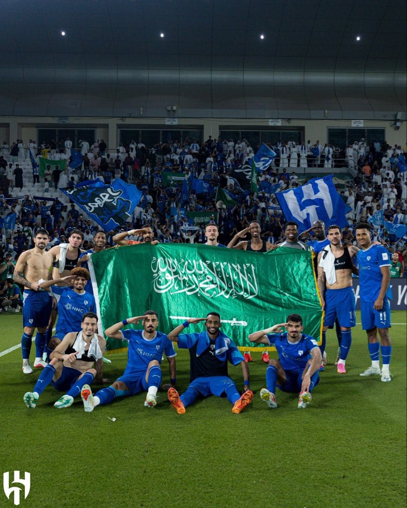 لاعبو الهلال يحتفلون بالعلم السعودي بعد الفوز على السد